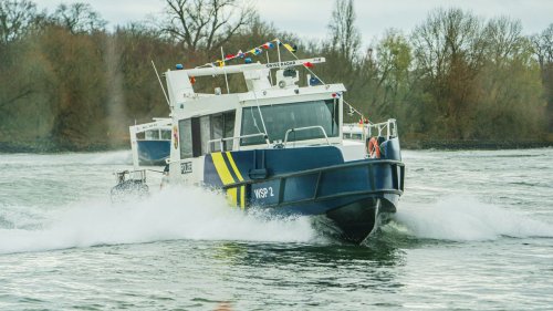 Frau fährt ihrem Mann auf Jetski davon – große Suchaktion 