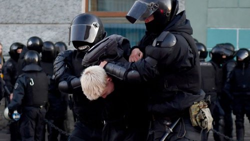 Offenbar auch Minderjährige: Mehr als 700 Festnahmen bei Anti-Kriegs-Protesten in Russland