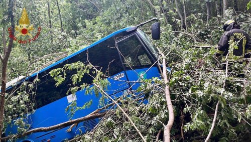 Mehr als hundert Meter in die Tiefe: Schulbus in Italien stürzt Waldhang hinab