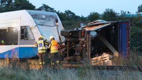 Unfall auf Usedom: Lkw kollidiert mit Zug – mehrere Verletzte