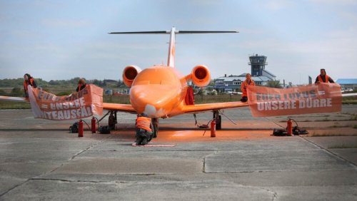 Aktion der »Letzten Generation«: Klimademonstranten besprühen Privatjet auf Sylt mit Farbe
