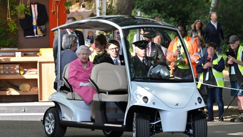 Chelsea Flower Show: Queen lässt sich im Golf-Buggy chauffieren