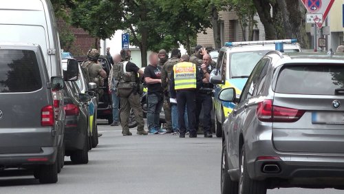 Mehrere Festnahmen: Polizeigroßeinsatz nach Waffenverdacht an Schule in Dinslaken