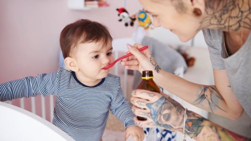 »Viele Eltern haben Hemmungen, Zäpfchen zu geben«: Was mache ich ohne Fiebersaft?