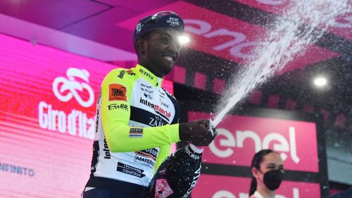 Missgeschick bei Siegerehrung: Etappensieger muss beim Giro aufgeben, weil ihm ein Sektkorken ins Auge flog