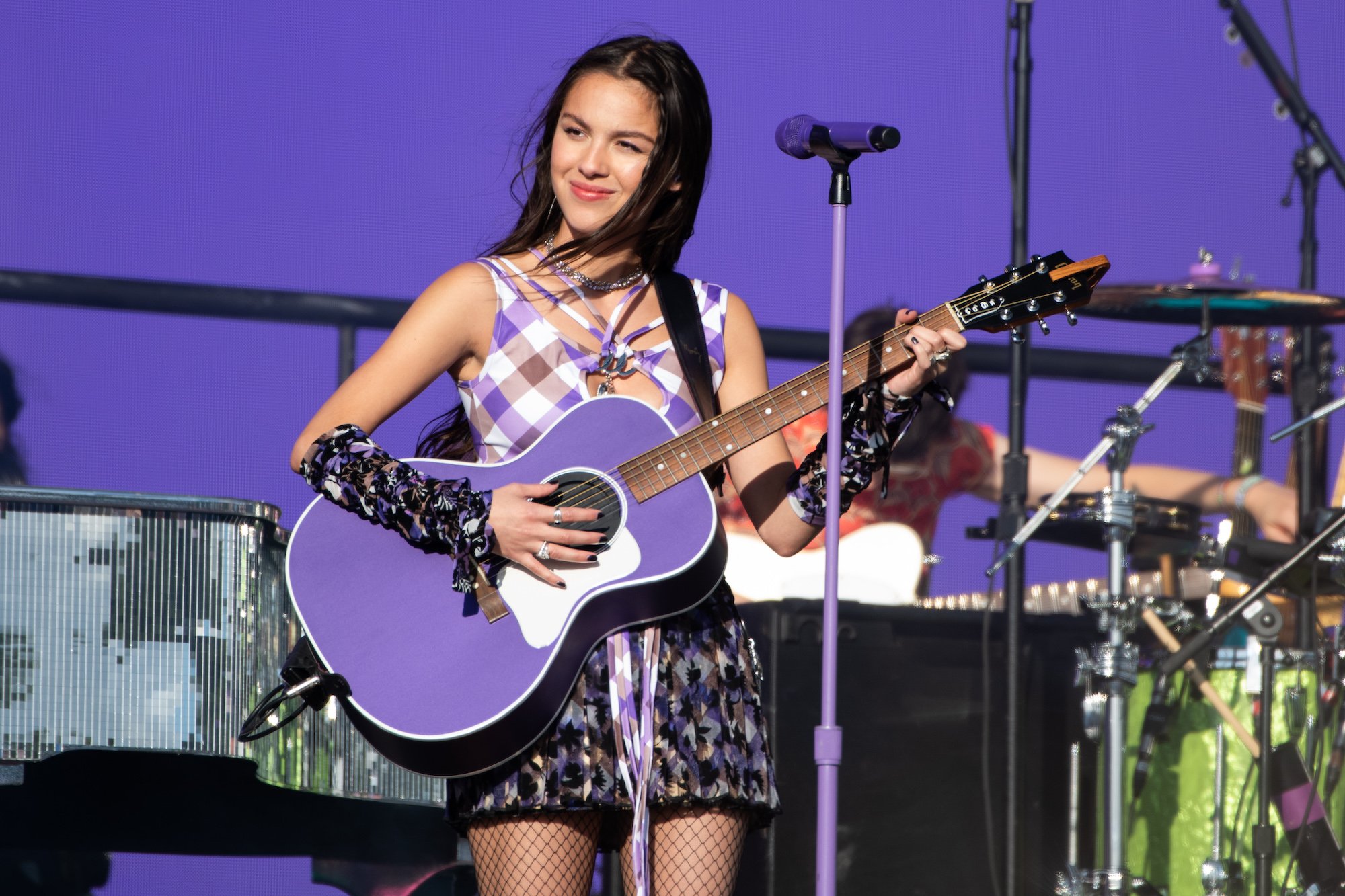 Watch Olivia Rodrigo Cover '90s Hit 'Torn' at a Manchester Dive Bar - SPIN