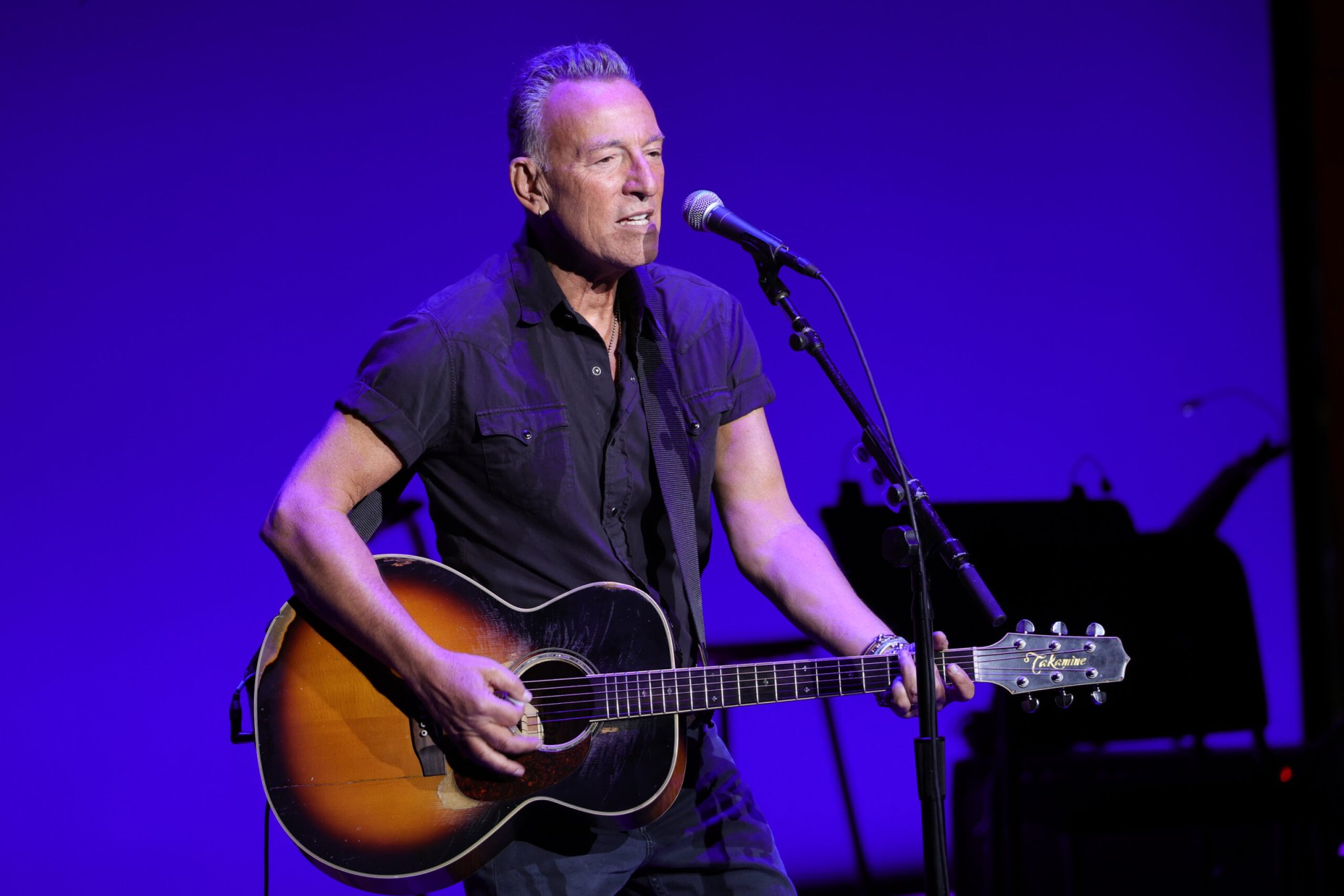 Bruce Springsteen Covers the Commodores' "Nightshift'