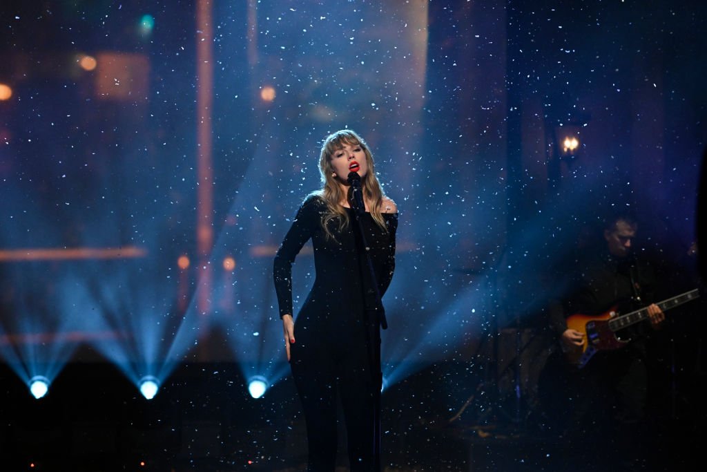 Watch Taylor Swift Perform 10-Minute-Long Version of 'All Too Well' on SNL