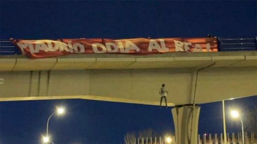 La grave amenaza de los ultras del Atlético a Vinicius: Cuelgan de un puente un muñeco con su camiseta