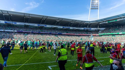 Fans mussten teilweise ins Krankenhaus: 20 Verletzte bei Werder-Platzsturm nach Aufstieg