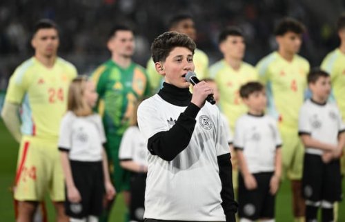 U-21-Länderspiel: 13-Jähriger sorgt mit Nationalhymne für Gänsehaut