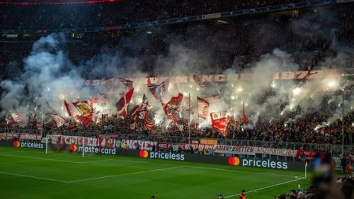 FC Bayern - FC Arsenal: Fans reagieren mit Plakat und Pyrotechnik auf UEFA-Sperre