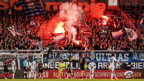 Feuerwerkskörper fliegen Richtung Spielfeld: Relegationsduell in Wiesbaden unterbrochen