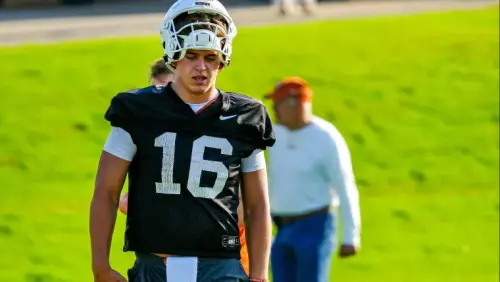 Texas Longhorns QB Arch Manning replacing Derek Carr is outlandish stretch, but don't count it out just yet