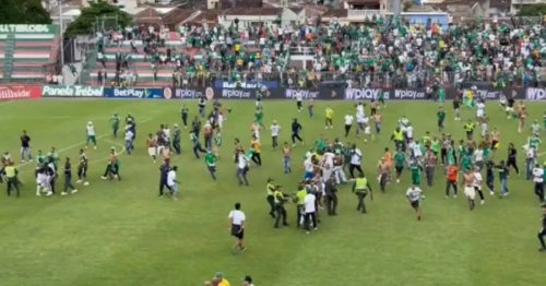 Хаос в Колумбии: 1400 фанатов выбежали на поле – атаковали игроков и тренера своей команды