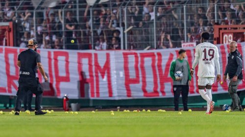 Tennisbälle auf dem Platz - Bayern-Fans sorgen für Spielunterbrechung