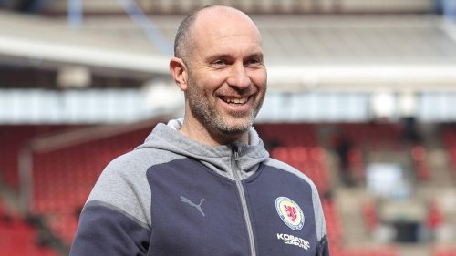 Abstiegskampf in Liga zwei: Eintracht Braunschweig hält an Trainer Scherning fest