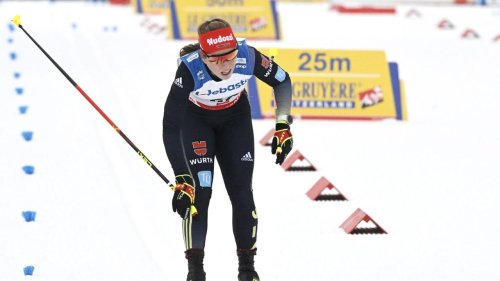 Weltcup in Lillehammer: Langläuferin Hennig beim Massenstart im Pech