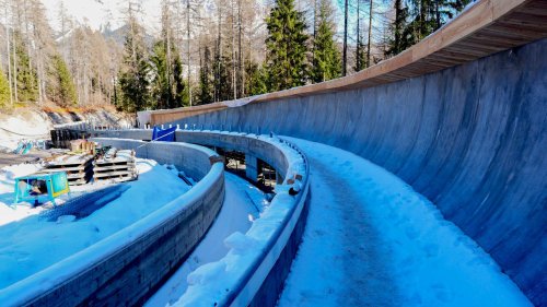 Olympia 2026: Erste Testfahrten auf der umstrittenen Kunsteisbahn