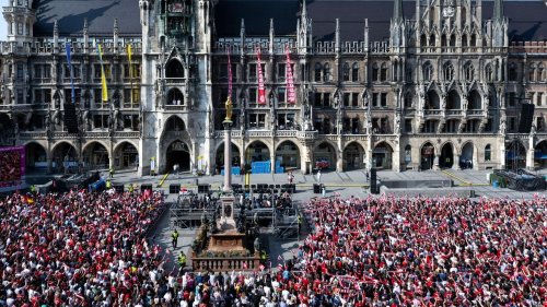 Meisterfeier in München: Rund 10.000 Fans warten auf die Bayern