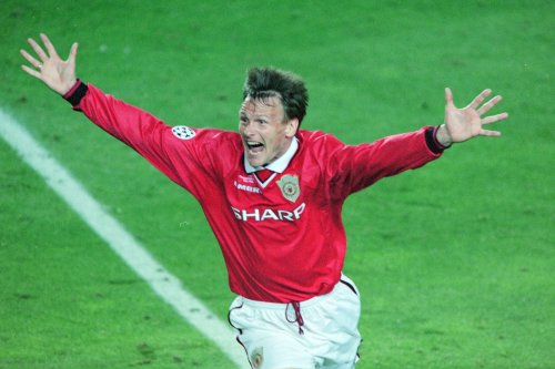 "Too much pressure on his shoulders" - Liverpool star urged to snub Manchester United move by Teddy Sheringham
