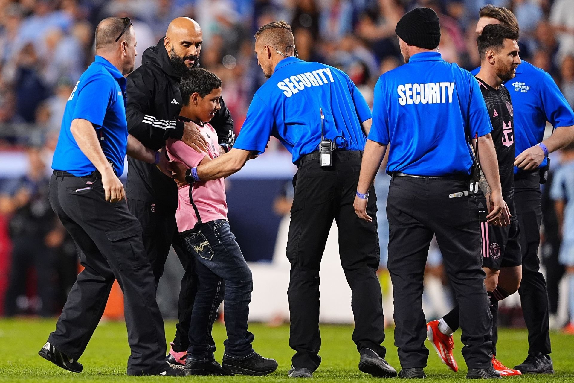 "Faster than Suarez" - Fans react to Lionel Messi's bodyguard storming onto the pitch to protect Inter Miami superstar