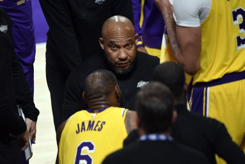 "F**k all that": Lakers insider reports LeBron James ditches Darvin Ham's play calling, takes over team on the floor