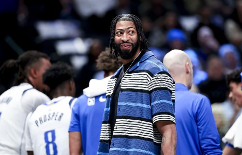 "Does Nico Harrison know he’s SMOKING?" - NBA fans erupt over Anthony Davis golfing with a cigar despite injury woes