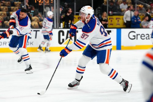 WATCH: Oilers equipment manager quips at Connor McDavid for complaining about wet gloves - "You didn't give the gloves, you f**r"