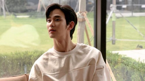 "This is actually disgusting" — Netizens criticize Kim Soo-hyun's Indonesian fanbase for sending flowers & chocolates in support amid controversy