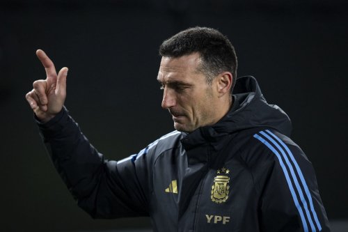 "It’s not easy to play with this shirt" - Lionel Scaloni sends warning to Manchester United star after first start for Argentina