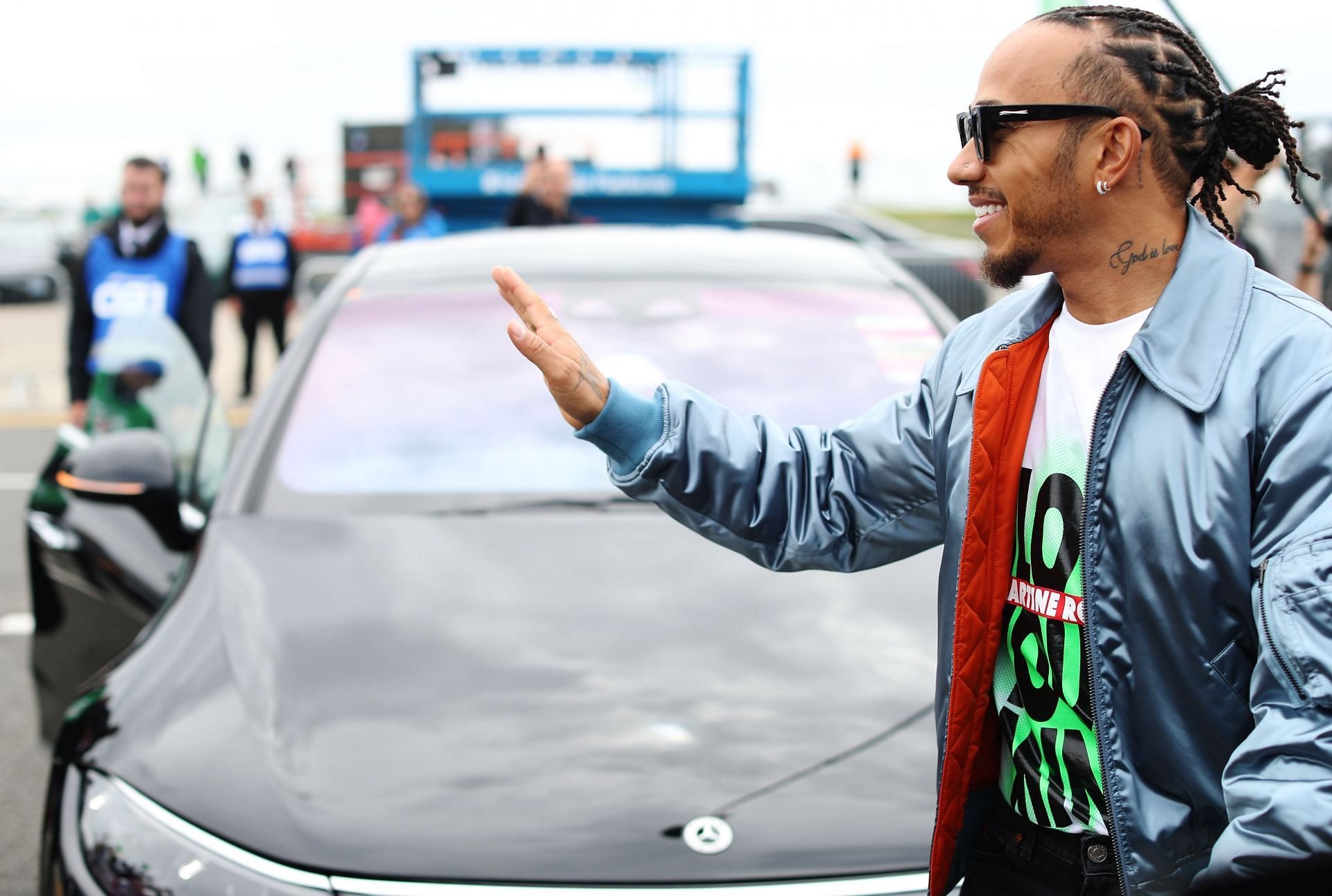Watch: Fans swoon as Lewis Hamilton signs autographs and greets them in Chinese