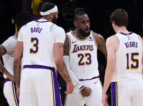 "Time to accept Reaves as bench player" - Lakers losing to Suns has NBA fans calling out LeBron James' star-studded lineup
