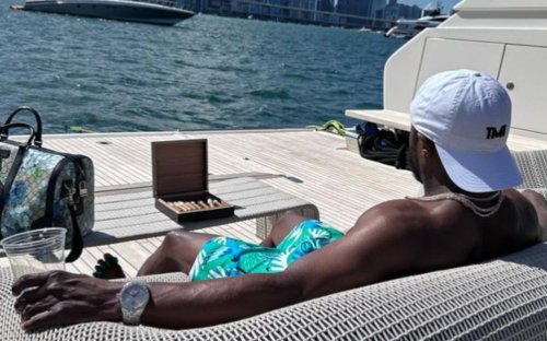 "Lonely at the top" - Floyd Mayweather showing off $200M yacht makes fans question his lifestyle