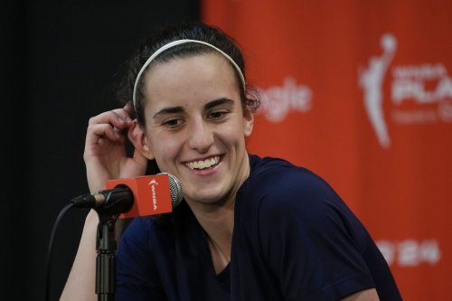 "Bet Angel Reese will whine about it" - WNBA fans abuzz over Caitlin Clark's unexpected tribute at Spanish bar