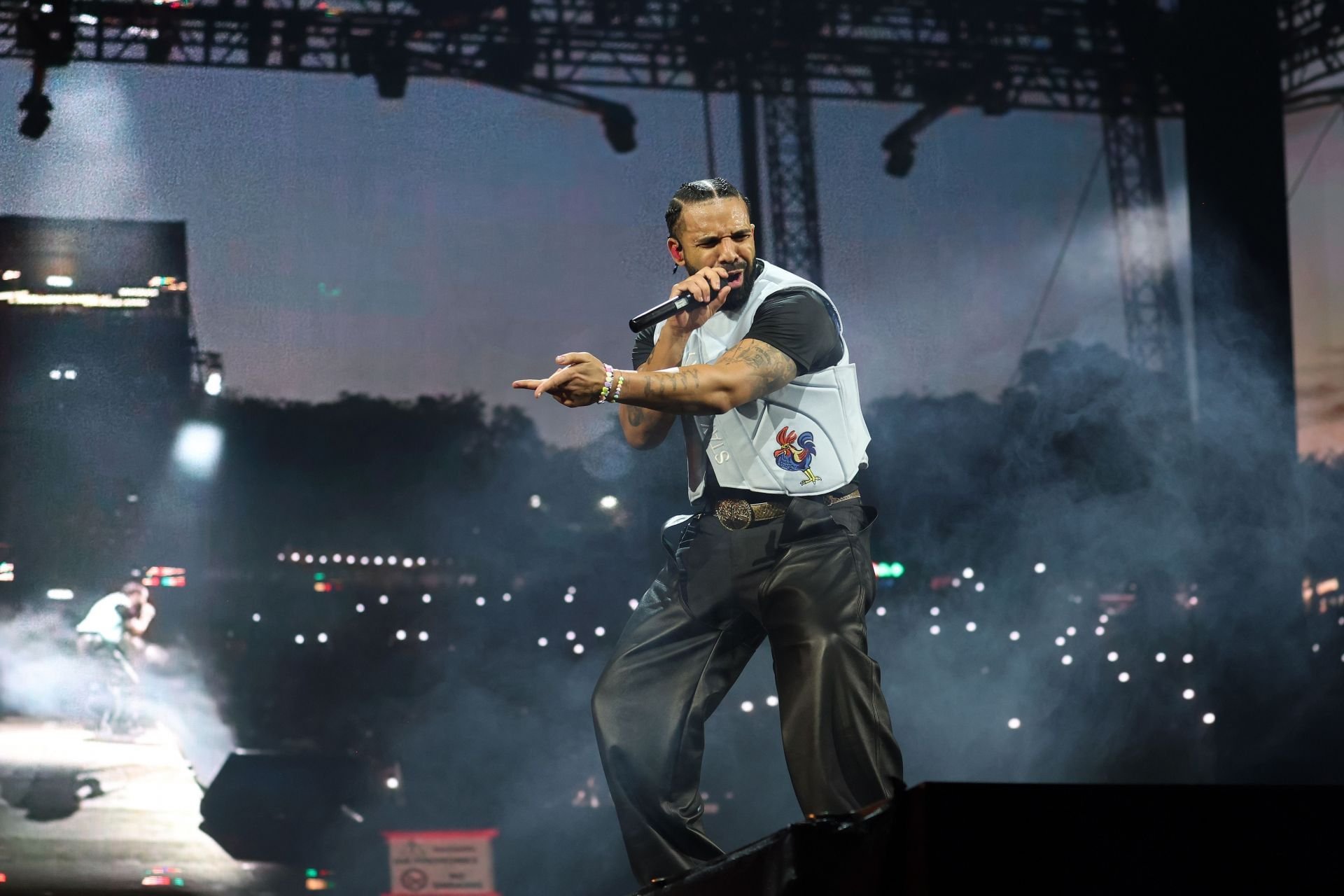 "STAKE IS RIGGED" - Internet reacts to Drake allegedly losing $35M in one year as his gambling records get leaked