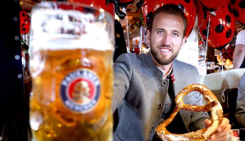 FC Bayern München auf der Wiesn: Die Bilder vom Oktoberfest-Besuch 2023