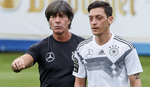 Sehr freundschaftliches Treffen: Mesut Özil spricht sich mit Joachim Löw aus