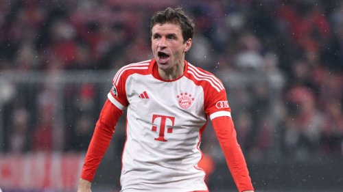 Der Größte: Thomas Müller vom FC Bayern München verneigt sich vor Legende