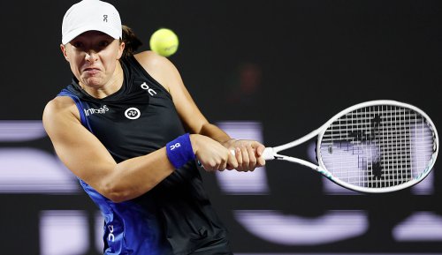 WTA Finals: Iga Swiatek schlägt Aryna Sabalenka und folgt Jessica Pegula ins Endspiel