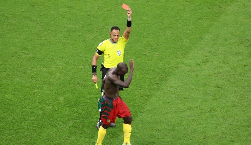Kamerun - Brasilien 1:0: Der Torschütze sieht Rot - Brasilien trotz Niederlage Gruppensieger