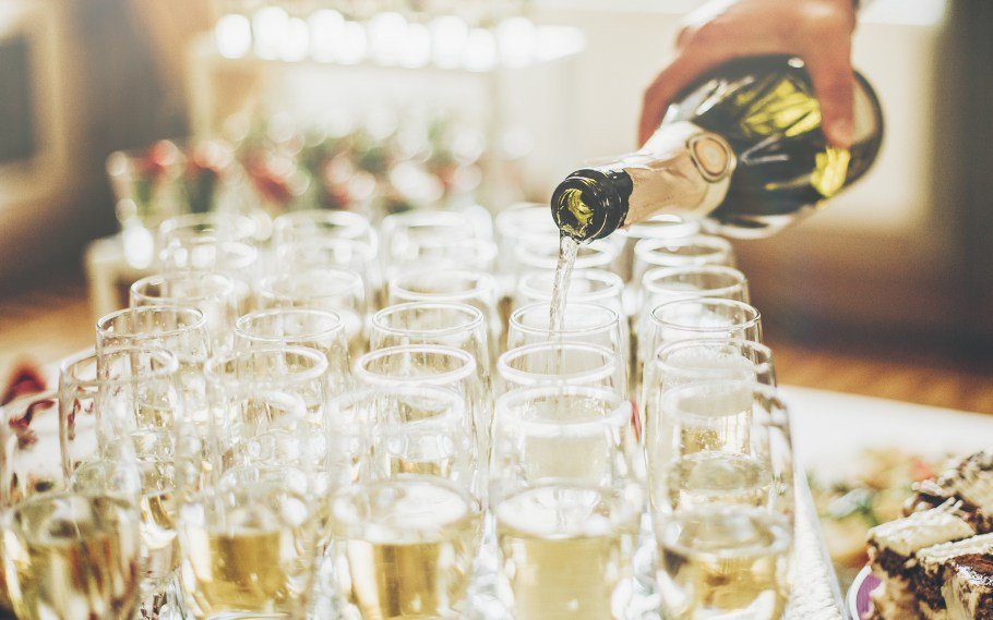Get Bubbly With the Best Sparkling Wines from Around the World In 2022