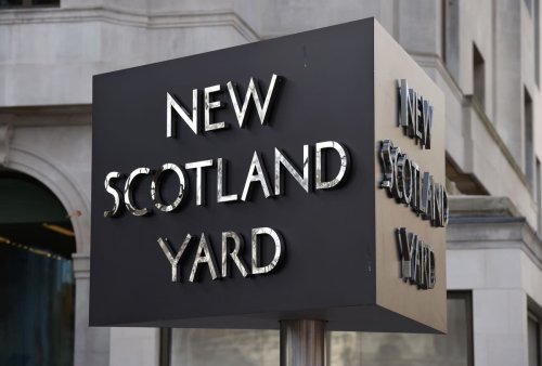 Met Police officer admits sending sexual messages to teenager