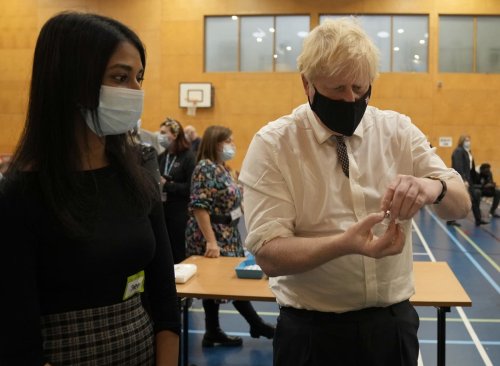 Former vaccine chief returns to NHS in renewed drive to deliver booster jabs