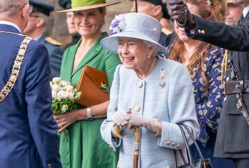 Queen travels to Scotland for keys ceremony