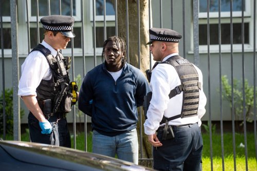 Moment dealer out on licence caught by Met’s violent crime taskforce