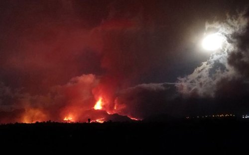 Fresh earthquake speeds up evacuations on volcano-hit Canary Islands
