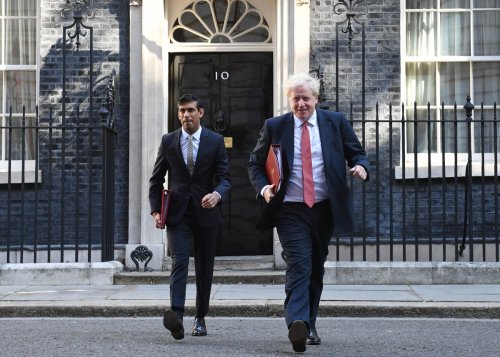 Rishi Sunak urges PM to relax UK travel rules to boost economy – report