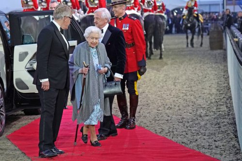 Queen receives standing ovation at Jubilee equestrian show