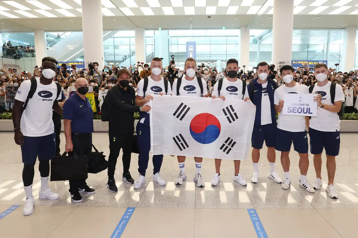 Son Heung-min và Tottenham bị người hâm mộ Hàn Quốc ủng hộ sau khi hạ cánh xuống Seoul 